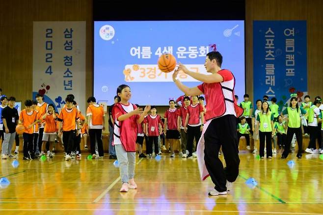 제일기획은 8일 삼성화재 글로벌캠퍼스 다목적홀(경기 고양시)에서 삼성 다문화청소년 스포츠 클래스의 특별활동인 여름캠프를 개최했다. 여름캠프에 참가한 청소년들이 농구공 드리블을 하고 있다. [사진제공=제일기획]