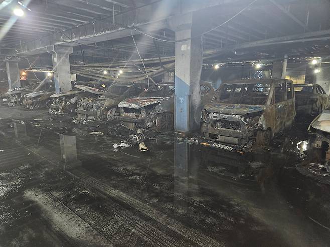 7일 오후 지하주차장에서 전기차 화재가 발생한 인천 서구 청라동 한 아파트 단지 지하주차장. /방재혁 기자