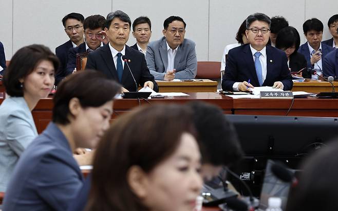 이주호 사회부총리 겸 교육부 장관(왼쪽)과 오석환 차관이 8일 오전 서울 여의도 국회에서 열린 교육위원회 전체회의에 출석해 위원장 발언을 듣고 있다. /뉴스1