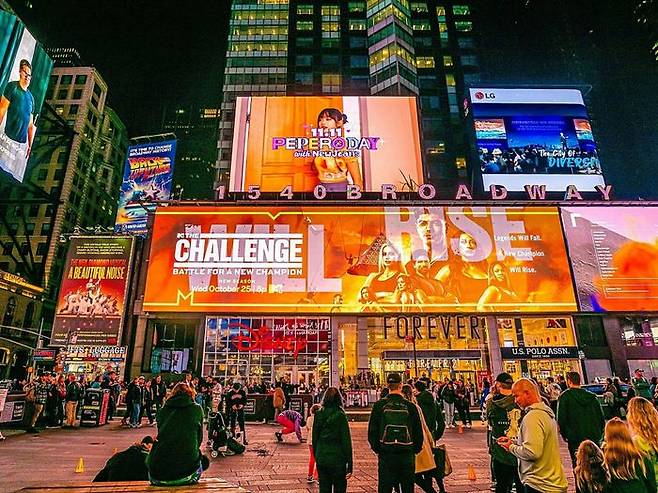 미국 뉴욕 타임스퀘어 전광판에 실린 뉴진스(NewJeans) 빼빼로 글로벌 캠페인.ⓒ롯데웰푸드