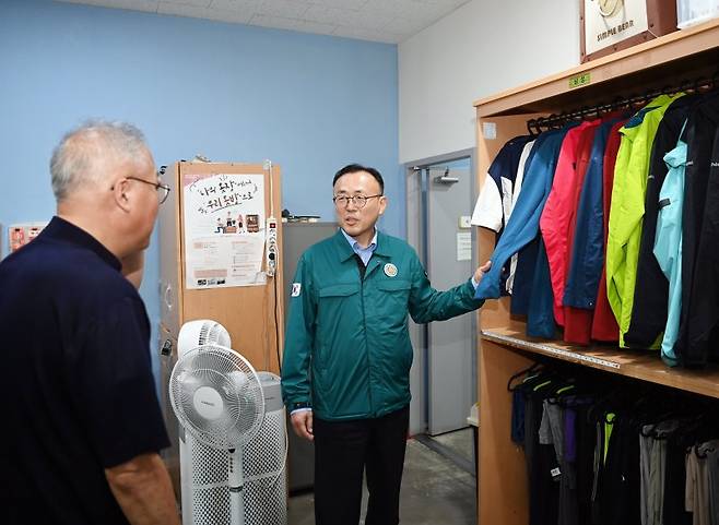 이한경 행정안전부 재난안전관리본부장이 1일 서울 중구 서울역 노숙인 무더위쉼터를 점검하고 있다. 연합뉴스