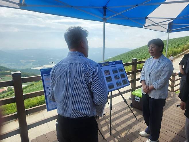 송미령 농식품부 장관(사진 오른쪽)이 8일 강릉시 왕산면 안반데기를 방문, 관계자로부터 고랭지 채소 생육상황에 대해 보고받고 있다. 강원자치도 제공