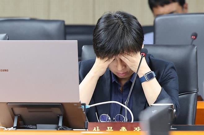 지난 7월22일 오후 열린 인권위원회 전원위원회에서 박진 사무총장이 지친 모습으로 앉아있다. 이날 김용원·이충상 상임위원 등 6명의 위원이 참석을 보이콧해 전원위는 열리지 않았다. 백소아 기자 thanks@hani.co.kr