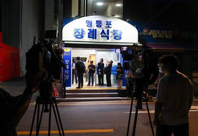 지난달 2일 오전 전날 시청역 교차로에서 발생한 대형 교통사고로 숨진 피해자들이 이송된 서울 영등포구 영등포병원 장례식장 앞에 취재진이 대기하고 있다. 연합뉴스