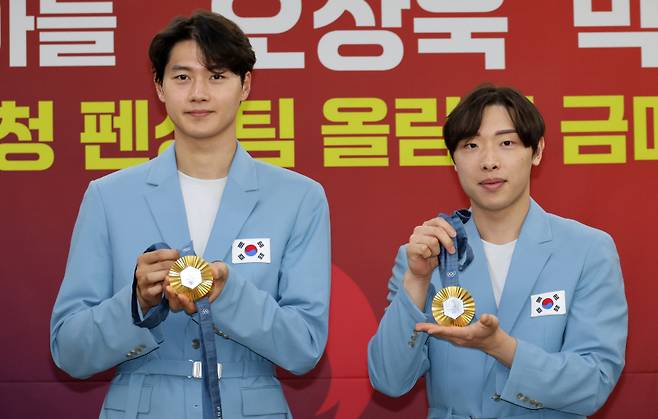 <yonhap photo-7071="">2024 파리 올림픽에서 금메달을 따낸 대전시청 펜싱팀 소속 오상욱(왼쪽)과 박상원이 8일 대전시청에서 열린 환영식에 참여하고 있다. [연합뉴스]</yonhap>