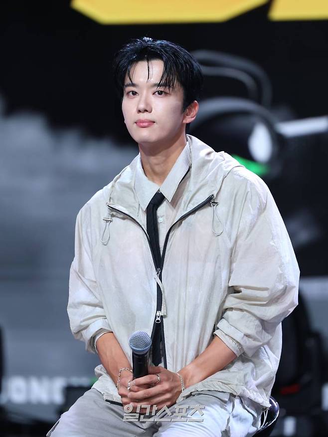 방용국&정대현&유영재&문종업의 유영재가 8일 오후 서울 강남구 일지아트홀에서 열린 EP 앨범 ' CURTAIN CALL(커튼 콜)' 발매 기념 쇼케이스에서 근황 토크를 나누던 중 눈물을 보이고 있다. 타이틀곡 'Gone(곤)'은 정형화된 아이돌 음악의 틀을 벗어나 멤버들의 가창력에 중점을 둔 곡이다. 팬들을 추억하는 마음과 지금 이 순간 멤버들이 느끼는 복합적인 감정을 가사에 담아냈으며, 방용국이 직접 작업에 참여해 의미를 더했다. 서병수 기자 qudtn@edaily.co.kr /2024.08.08/
