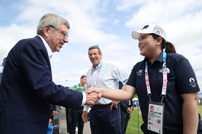 <yonhap photo-5147=""> 바흐 IOC 위원장과 악수하는 박인비 (파리=연합뉴스) 김도훈 기자 = 4일 오전(현지시간) 프랑스 파리 르 골프 나쇼날에서 열린 2024 파리올림픽 골프 남자 4라운드 경기를 찾은 토마스 바흐 국제올림픽위원회(IOC) 위원장과 IOC 선수 위원에 출마한 박인비가 만나 악수하고 있다. 2024.8.4 superdoo82@yna.co.kr/2024-08-04 19:06:43/ <저작권자 ⓒ 1980-2024 ㈜연합뉴스. 무단 전재 재배포 금지, AI 학습 및 활용 금지></yonhap>