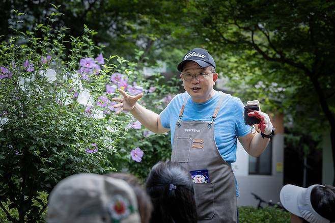 무궁화의 아름다움에 관해 설명하던 변호사가 갑자기 우스개를 했다.″ 우리 아파트 주민들 더러는 무궁화에 진딧물이 없는 줄 압니다. 제가 밤마다 다 잡아버렸으니 말입니다. 하하″