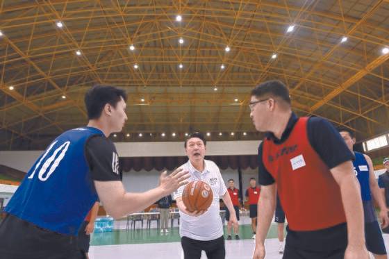 휴가 중인 윤석열 대통령이 7일 진해 해군기지에 해군 및 해병대 장병들과 농구를 하고 있다. 대통령실