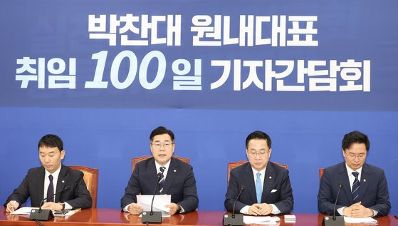 박찬대 더불어민주당 당대표 직무대행 겸 원내대표가 취임 100일 기자간담회에서 발언하고 있다. 전민규 기자