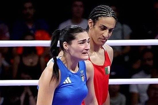 지난 1일(한국시간) 파리 올림픽 여자 복싱 66㎏급 16강전에서 기권패한 뒤 눈물을 흘리는 안젤라 카리니(왼쪽)와 'XY 염색체' 선수 이마네 칼리프. 카리니는 칼리프의 펀치를 두 차례 허용한 뒤 고통을 호소하며 경기 시작 46초 만에 기권했다. EPA=연합뉴스