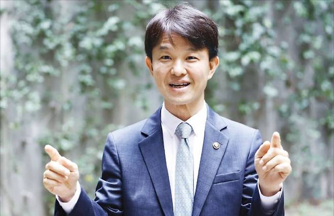 용호성 문화체육관광부 제1차관이 지난 7일 서울 소격동 국립현대미술관 서울관에서 문화·예술에 대한 관심이 관련 정책으로 구체화된 사례를 설명하고 있다.  /이솔 기자