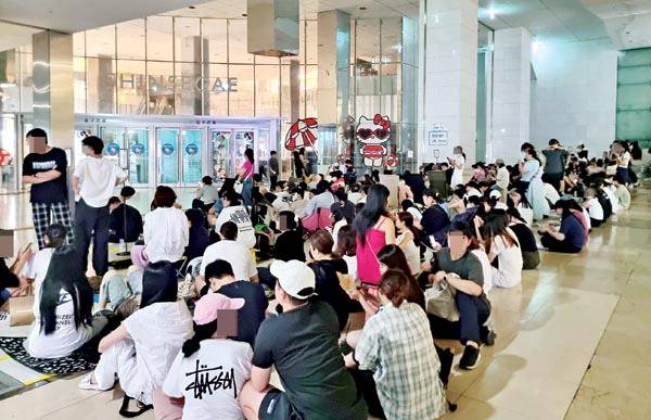 지난달 신세계백화점 센텀시티점에서 열린 ‘헬로키티 50주년 기념’ 팝업스토어에 입장하기 위해 백화점 개장 전부터 방문객들이 대기하는 모습.  신세계백화점 센텀시티점 제공