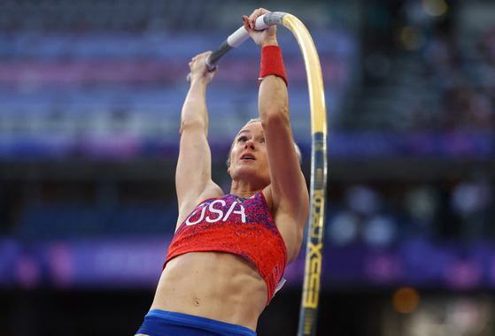 Katie Moon of United States competes in the women's pole vault final in Paris on Wednesday.  [REUTERS/YONHAP]