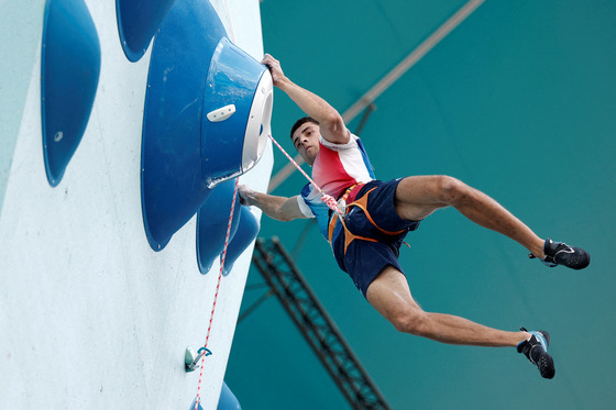 Paul Jenft of France in action during the men's boulder and lead semifinals at Le Bourget Sport Climbing Venue in Le Bourget, France on Wednesday. [REUTERS/YONHAP]