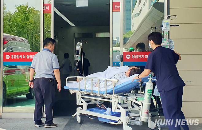 서울의 한 상급종합병원 응급실 안으로 의료진이 환자를 옮기고 있다. 사진=곽경근 대기자