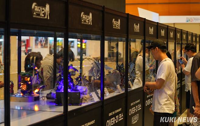 8일 서울 강남구 삼성동 코엑스에서 열린 반다이남코 코리아 펀 엑스포 2024에서 관람객들이 제품들을 살펴보고 있다.