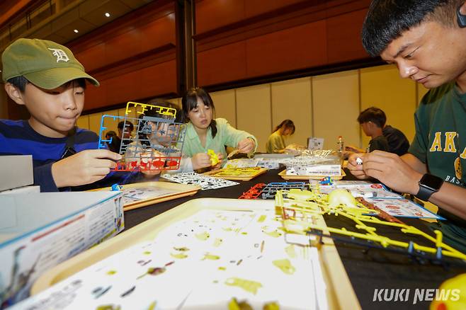 서울 강남구 삼성동 코엑스에서 열린 반다이남코 코리아 펀 엑스포 2024 프라모델 조립 체험관에서 한 가족 단위의 관람객들이 프라모델을 조립하고 있다.