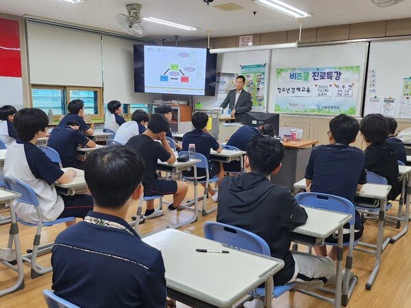 이두찬 대표가 초록소비연구소 소장으로서 지난해 학교에서 경제 교육을 하고 있는 모습. /이두찬 대표