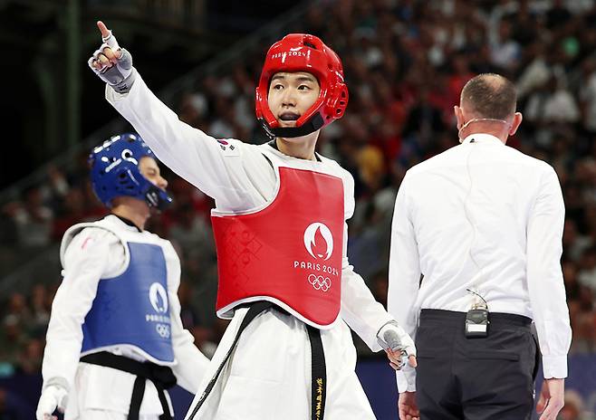 7일(현지시간) 프랑스 파리 그랑팔레 태권도경기장에서 열린 2024 파리올림픽 태권도 남자 58kg급 8강전에서 한국 박태준이 프랑스 시리앙 라베에 승리한 후 기뻐하고 있다. [사진 = 연합뉴스]