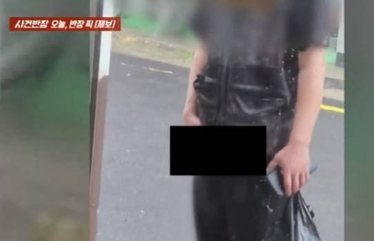 대낮에 한 가게 유리창에 대놓고 소변을 보는 남성 때문에 불편을 겪고 있다는 사연이 나왔다. [사진 출처 = JTBC ‘사건반장’ 캡처]