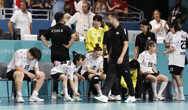 3일(현지시각) 프랑스 파리 사우스 파리 아레나6에서 열린 2024 파리 올림픽 여자 핸드볼 조별리그 A조 한국과 덴마크의 경기에서 패배한 한국 헨릭 시그넬 감독과 선수들이 아쉬워하고 있다. /사진=뉴시스