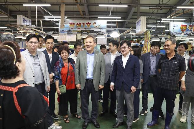 김병수 김포시장(가운데 오른쪽)이 이상민 행안부장관(가운데 왼쪽)과 대명항을 방문한 모습./사진제공=김포시