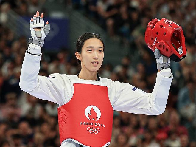 대한민국 태권도 국가대표팀 김유진이 8일(한국시간) 프랑스 파리 그랑 팔레에서 열린 '2024 파리 올림픽' 태권도 여자 57㎏급 16강 튀르키예의 하티제 퀴브라 일귄 선수와의 경기에 입장하고 있다. /사진=뉴스1