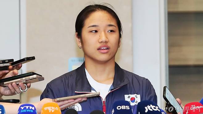 대한민국 배드민턴 국가대표팀 안세영이 7일 '2024 파리 올림픽' 일정을 마무리한 뒤 인천국제공항으로 귀국해 취재진과 인터뷰하는 모습. / /사진=머니투데이DB