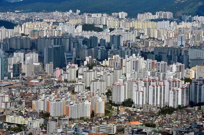 한국부동산원의 8월 첫째주(5일 기준) 전국 주간 아파트가격 동향 조사 결과 매매가격과 전세가격 상승세가 유지됐다. 사진은 서울시내 한 아파트 밀집 지역. /사진=뉴시스