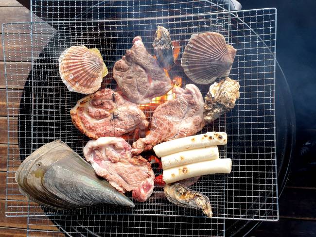 조개와 가래떡을 곁들인 바비큐 메뉴 구성