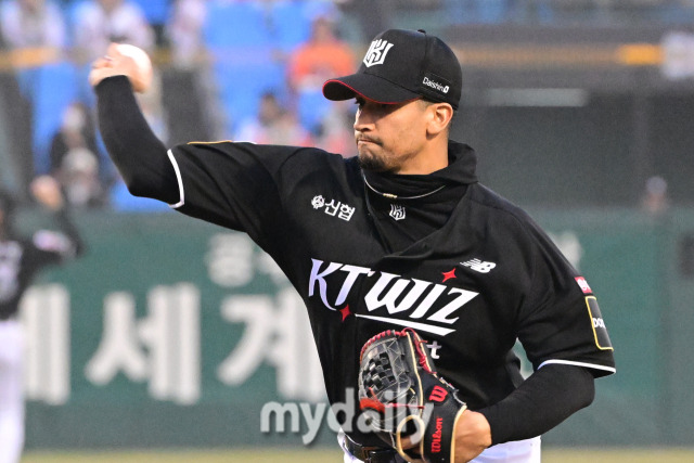 2024년 3월 29일 대전 한화생명이글스파크에서 진행된 '2024 신한 SOL 뱅크 KBO 리그' KT-한화의 경기. KT 선발 쿠에바스가 역투를 펼치고 있다./마이데일리