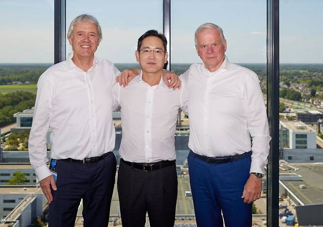 이재용(가운데) 삼성전자 부회장이 지난 2022년 네덜란드 에인트호번에 위치한 ASML 본사에서 피터 베닝크 ASML 최고경영자(CEO), 마틴 반 덴 브링크 ASML 최고기술책임자(CTO)와 기념촬영을 하고 있다.[삼성전자 제공]