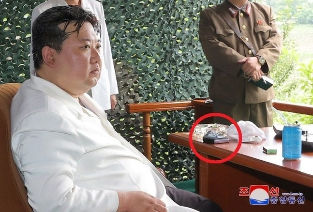 김정은 북한 국무위원장이 지난해 7월 신형 고체연료 대륙간탄도미사일(ICBM ) ‘화성-18형’ 시험발사를 시찰한 현장에서 중국 제조사 제품으로 추정되는 폴더블 스마트폰이 포착됐다. [조선중앙통신]