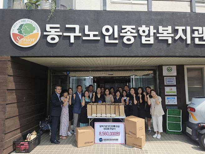 [부산=뉴시스] 부울경여성벤처협회는 부산 동구에 말복 행사 성금품으로 856만원을 기탁하고, 어르신들에게 직접 삼계탕 나눔 봉사를 진행했다고 8일 밝혔다. (사진=부울경여성벤처협회 제공) 2024.08.08. photo@newsis.com *재판매 및 DB 금지