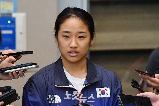 2024 파리올림픽 배드민턴 여자 단식에서 금메달을 차지한 안세영이 7일 오후 인천국제공항 제2 여객 터미널을 통해 귀국해 기자 회견을 하고 있다. 류영주 기자