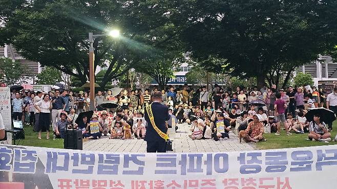 지난 7일 오후 7시 부산 서구 구덕운동장 앞에서 '구덕운동장 아파트 건립 반대 집회'가 개최됐다. 구덕운동장 아파트 건립 반대 주민협의회 제공