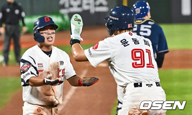 [OSEN=부산, 이석우 기자] 7일 부산 사직야구장에서 2024 신한 SOL 뱅크 KBO 리그 롯데 자이언츠와 NC 다이노스의 경기가 열렸다. 홈팀 롯데는 김진욱이 선발 출전하고 NC는 이재학이 선발 출전했다.롯데 자이언츠 황성빈이 3회말 2사 2,3루 고승민의 2루수 왼쪽 내야 안타때 득점을 올리고 선행주자 윤동희와 하이파이브를 하고 있다. 2024.08.07 / foto0307@osen.co.kr