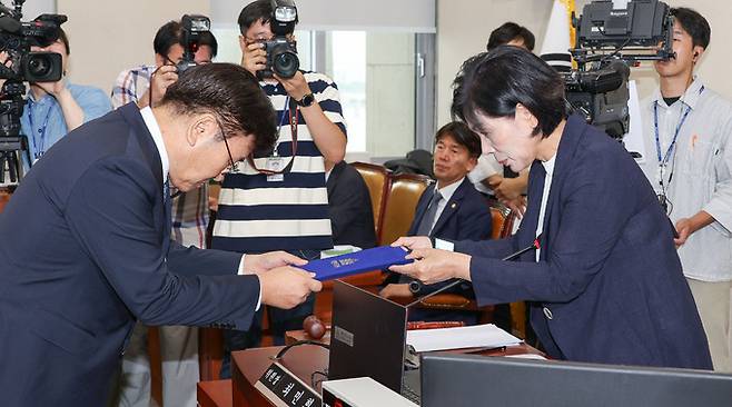 유상임 과학기술정보통신부 장관 후보자가 8일 서울 여의도 국회 과학기술정보방송통신위원회 전체회의실에서 열린 본인에 대한 인사청문회에서 최민희 위원장에게 선서문을 제출하고 있다. 최상수 기자