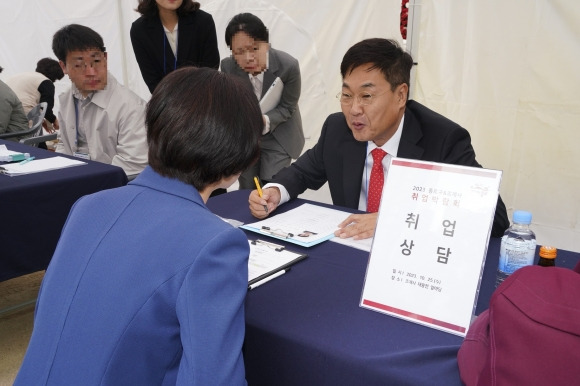 정문헌(오른쪽 첫 번째) 서울 종로구청장이 지난해 종로구&조계사 취업박람회에서 일일 취업상담사로 나서 상담을 하고 있다. 종로구 제공