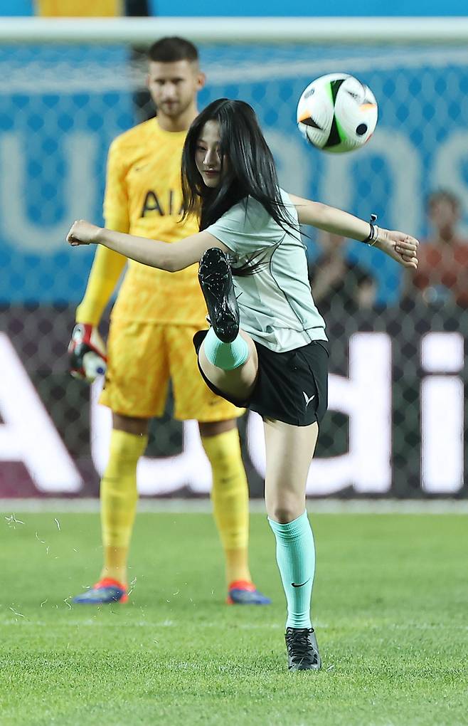 뉴진스 민지 시축. SNS 캡처