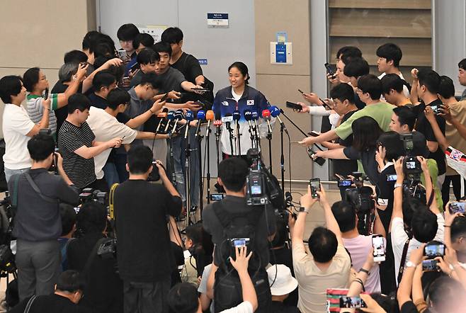 ▲ 안세영은 7일 인천국제공항 입국장에서 "난 싸우려는 의도가 아니라 운동에만 전념하고 싶은 마음을 호소하기 위해, 그렇게 이해해 달라는 마음으로 말씀을 드린 것이다"라고 말문을 열었다. 이어 "난 이제 막 도착했다. 아직 협회와 이야기를 나눈 것이 없고 소속팀과도 상의한 것이 없다. 더 자세한 내용은 상의한 뒤 말씀드리겠다"라고 덧붙였다. 마지막으로 안세영은 "협회, 팀과 이야기하지 못했다. 최대한 이야기해야 말씀드릴 수 있을 것 같다"라고 언급했다. ⓒ연합뉴스