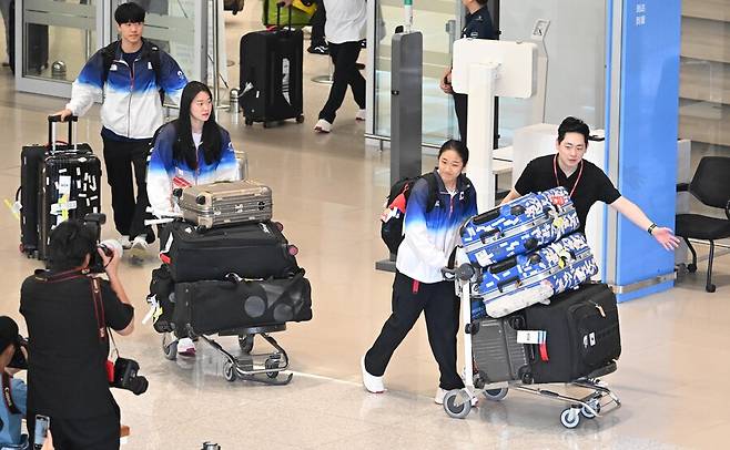 ▲ 안세영은 7일 인천국제공항 입국장에서 "난 싸우려는 의도가 아니라 운동에만 전념하고 싶은 마음을 호소하기 위해, 그렇게 이해해 달라는 마음으로 말씀을 드린 것이다"라고 말문을 열었다. 이어 "난 이제 막 도착했다. 아직 협회와 이야기를 나눈 것이 없고 소속팀과도 상의한 것이 없다. 더 자세한 내용은 상의한 뒤 말씀드리겠다"라고 덧붙였다. 마지막으로 안세영은 "협회, 팀과 이야기하지 못했다. 최대한 이야기해야 말씀드릴 수 있을 것 같다"라고 언급했다. ⓒ연합뉴스