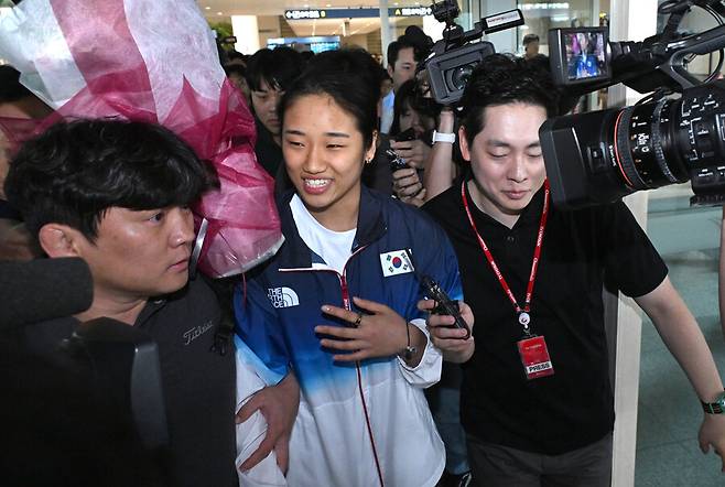 ▲ 안세영은 7일 인천국제공항 입국장에서 "난 싸우려는 의도가 아니라 운동에만 전념하고 싶은 마음을 호소하기 위해, 그렇게 이해해 달라는 마음으로 말씀을 드린 것이다"라고 말문을 열었다. 이어 "난 이제 막 도착했다. 아직 협회와 이야기를 나눈 것이 없고 소속팀과도 상의한 것이 없다. 더 자세한 내용은 상의한 뒤 말씀드리겠다"라고 덧붙였다. 마지막으로 안세영은 "협회, 팀과 이야기하지 못했다. 최대한 이야기해야 말씀드릴 수 있을 것 같다"라고 언급했다. ⓒ연합뉴스
