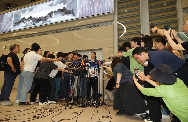 ▲ 안세영은 7일 인천국제공항 입국장에서 "난 싸우려는 의도가 아니라 운동에만 전념하고 싶은 마음을 호소하기 위해, 그렇게 이해해 달라는 마음으로 말씀을 드린 것이다"라고 말문을 열었다. 이어 "난 이제 막 도착했다. 아직 협회와 이야기를 나눈 것이 없고 소속팀과도 상의한 것이 없다. 더 자세한 내용은 상의한 뒤 말씀드리겠다"라고 덧붙였다. 마지막으로 안세영은 "협회, 팀과 이야기하지 못했다. 최대한 이야기해야 말씀드릴 수 있을 것 같다"라고 언급했다. ⓒ연합뉴스