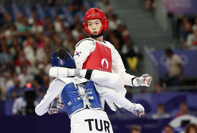 ▲ 세계랭킹 12위 김유진(울산광역시체육회) 8일(이하 한국시간) 프랑스 파리의 그랑팔레에서 열린 대회 태권도 여자 57kg급 16강 5위 하티스 쿠브라 일군(튀르키예)을 2-0(7-3 7-2)으로 제압했다. ⓒ연합뉴스