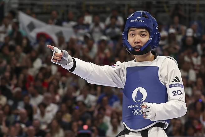 박태준은 8일 프랑스 파리의 그랑 팔레에서 진행된 2024 파리 올림픽 남자 태권도 58kg급 메달리스트 공식 기자회견에서 '경기 때 상대 선수가 포기(기권)하겠다는 의사를 밝히기 전까지 나도 최선을 다하는 게 예의라고 배웠고 그렇게 경기에 임했다'라고 말했다. 박태준은 이날 파리 올림픽 남자 태권도 58kg급 결승에서 아제르바이젠의 마데고메도프를 이겼다. 스코어 2-0(9-0 13-1)으로 앞서던 가운데 상대 선수의 부상 속에 기권승을 따냈다. 16년 만에 한국 남자 태권도에 올림픽 금메달을 안기며 새 역사를 썼지만 일부 관중들이 그에 대해 야유를 쏟아냈고 이에 대해 자신의 확고한 철학을 밝혔다. 연합뉴스