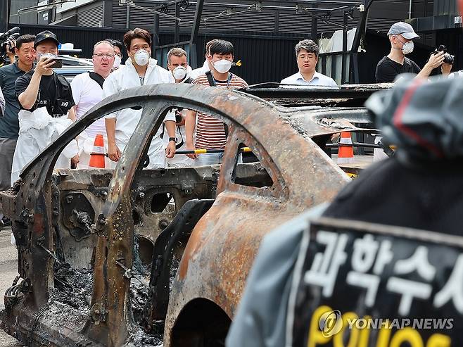 화재 전기차 합동 감식 준비 지켜보는 벤츠 관계자들 (인천=연합뉴스) 임순석 기자 = 8일 오전 인천 서구 한 공업사에서 경찰과 소방, 국립과학수사연구원, 벤츠 등 관계자들이 지난 1일 청라 아파트 지하 주차장에서 화재가 발생한 전기차에 대한 2차 합동 감식을 하고 있다. 2024.8.8 soonseok02@yna.co.kr