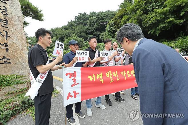 '단양천 댐 건설 반대한다' (단양=연합뉴스) 김형우 기자 = 8일 충북 단양군 단성면 행정복지센터에서 주민들이 설명을 위해 찾아온 환경부 관계자들에게 반대의 목소리를 내고 있다. 2024.8.8 vodcast@yna.co.kr