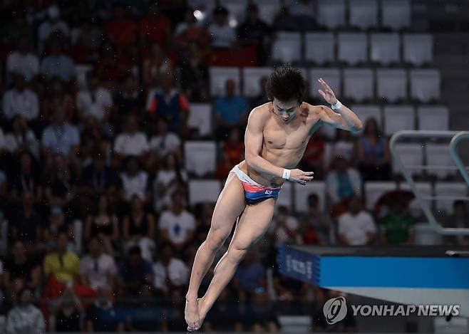 다이빙 연기 선보이는 우하람 (파리=연합뉴스) 김인철 기자 = 8일(현지시간) 프랑스 파리 아쿠아틱센터에서 열린 2024 파리올림픽 다이빙 남자 3m 스프링보드 결승에서 한국 우하람이 연기를 선보이고 있다. 2024.8.8 yatoya@yna.co.kr